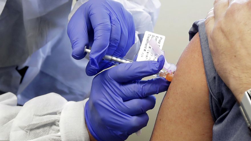 Farmacéutica Moderna ensaya vacuna contra COVID-19 en julio