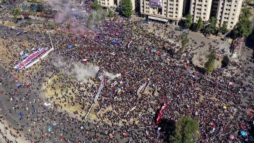 Vista aérea de una manifestación con una pancarta que dice “Superaremos” en la conmemoración del primer aniversario del levantamiento social en Chile
