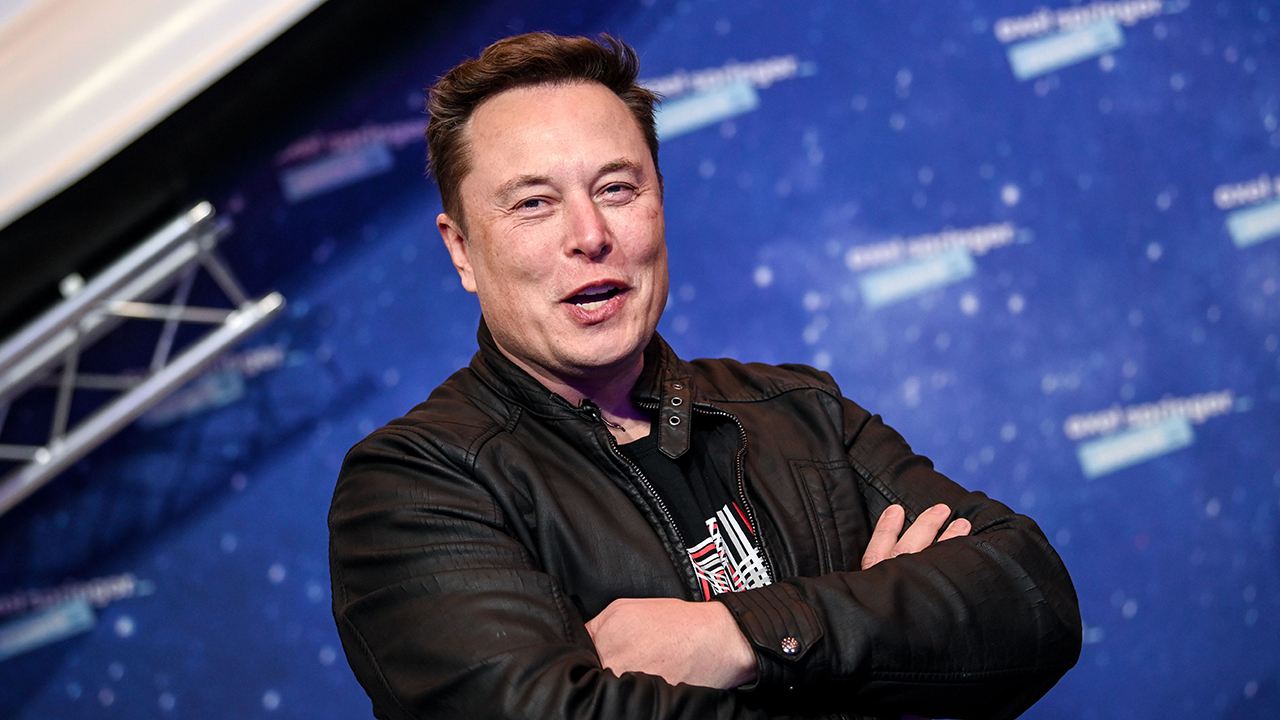 Elon Musk, hater of short sellers, weighs in on AOC's Robinhood stance