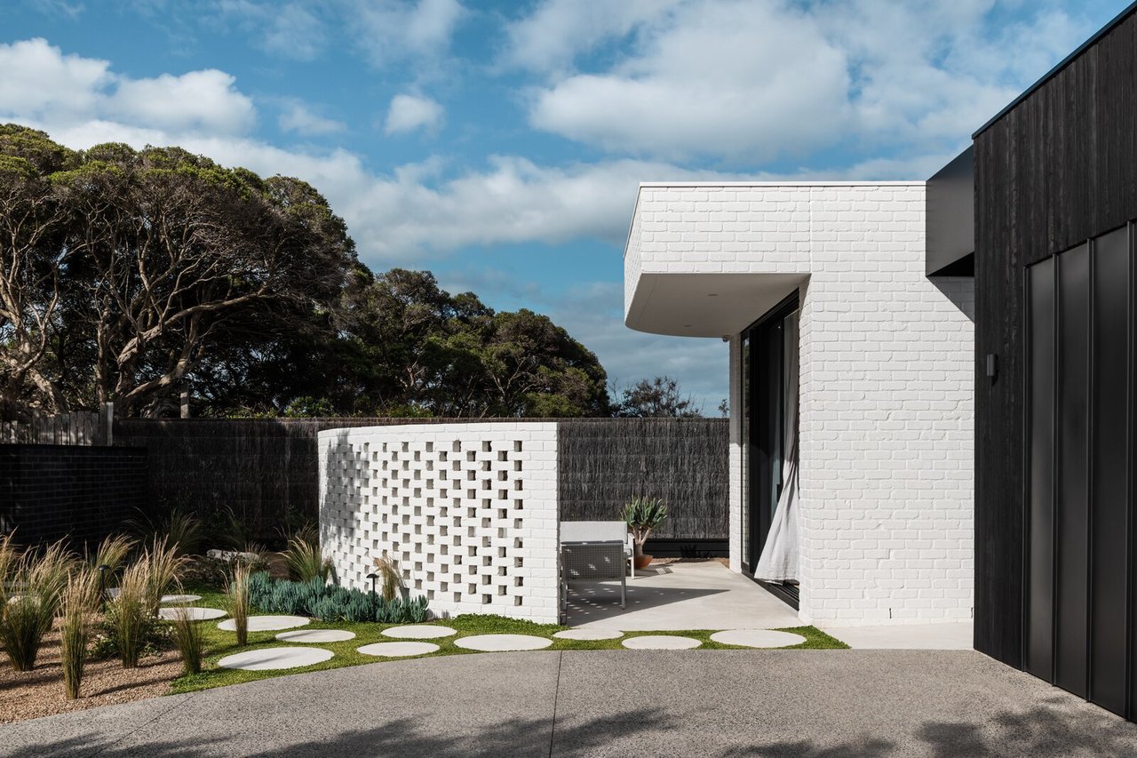 These Beachy Digs in Melbourne Explore the Yin and Yang of Form, Texture, and Color