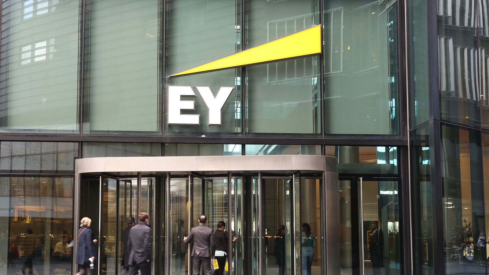 EY hands UK staff £20m bonus pot after pandemic bounce-back