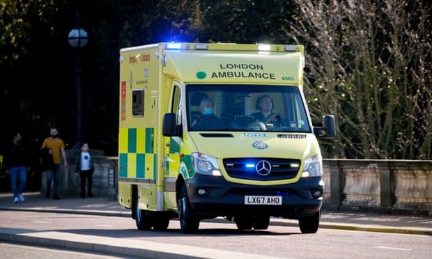 Ambulance crews in England to use iPads to assess accident and stroke victims