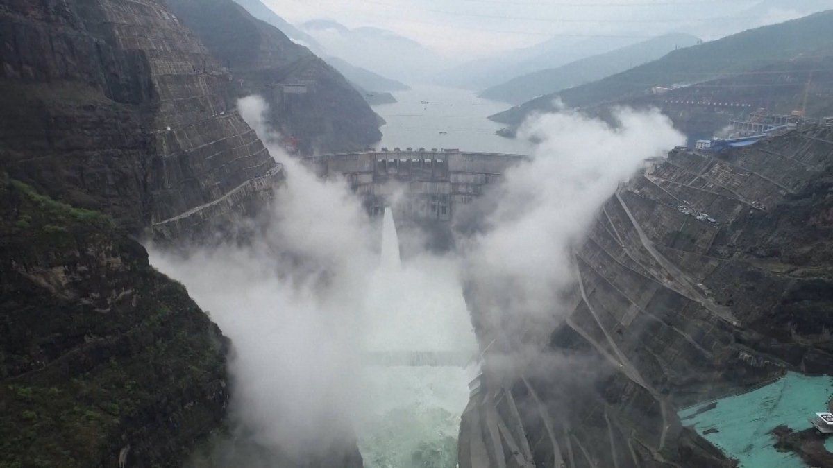 The second largest hydroelectric dam in the world comes into operation in China