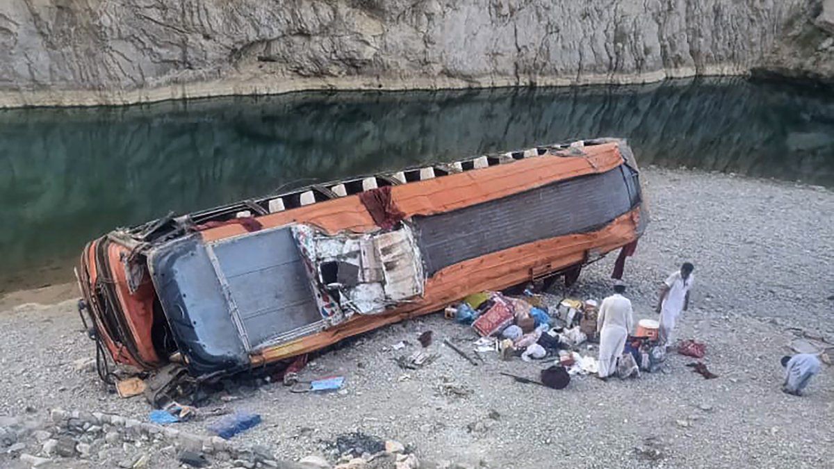 A bus with pilgrims capsizes in Pakistan – 20 dead, 50 injured