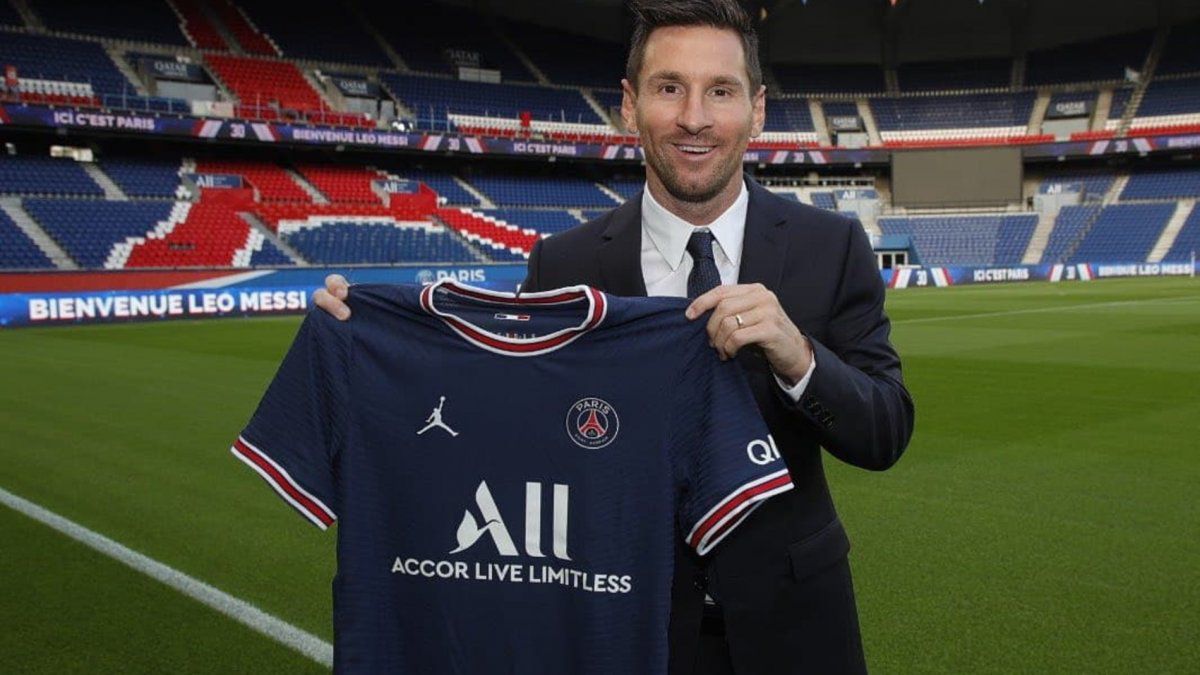 TOTALLY OFFICIAL: Lionel Messi is a new PSG player