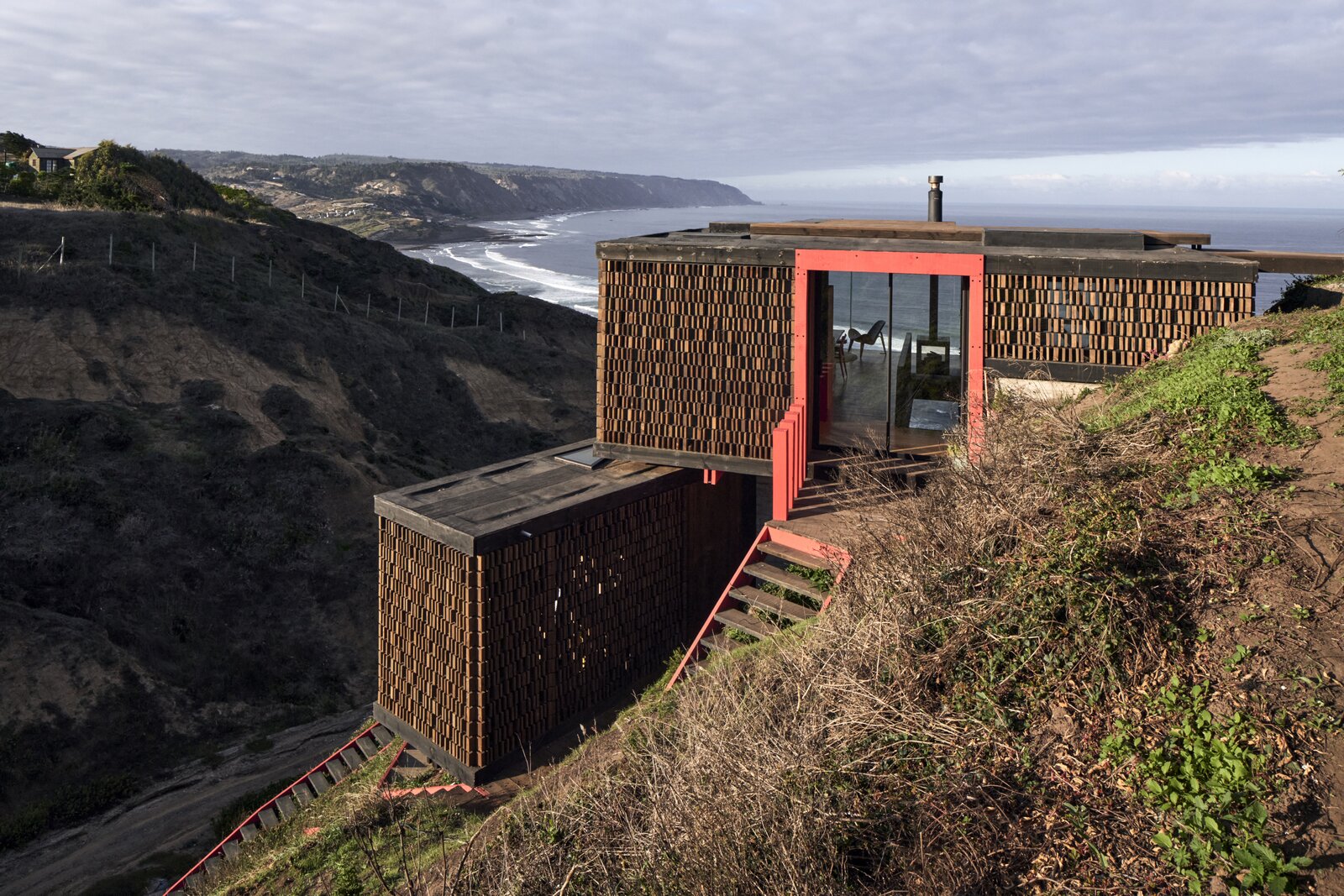 A Coastal Chilean Cabin Takes On the Elements With a Honeycombed Facade