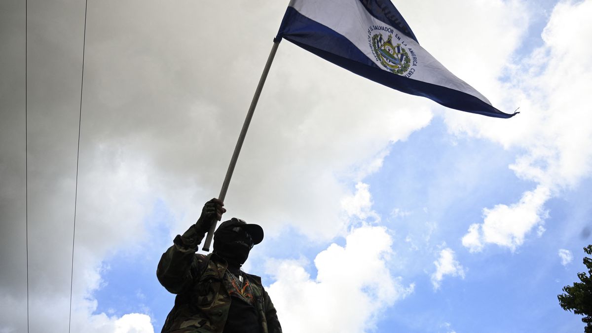 Salvadoran church rejects purge of judges and presidential re-election