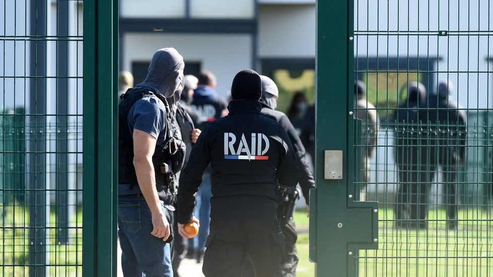 Elite police unit deployed to French prison as inmate reportedly dubbed ‘monster of Colombes’ takes 2 guards hostage