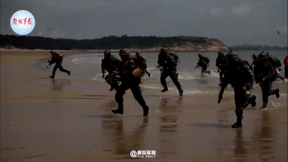 Chinese army practices beach landing amid mounting tensions with Taiwan (VIDEO)