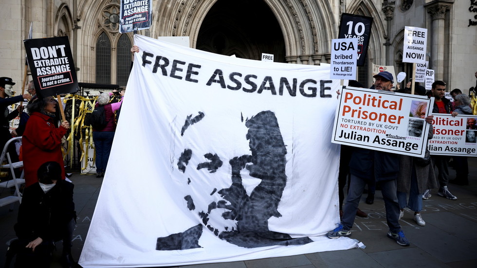 Guardian accused of sitting on bombshell story about Assange