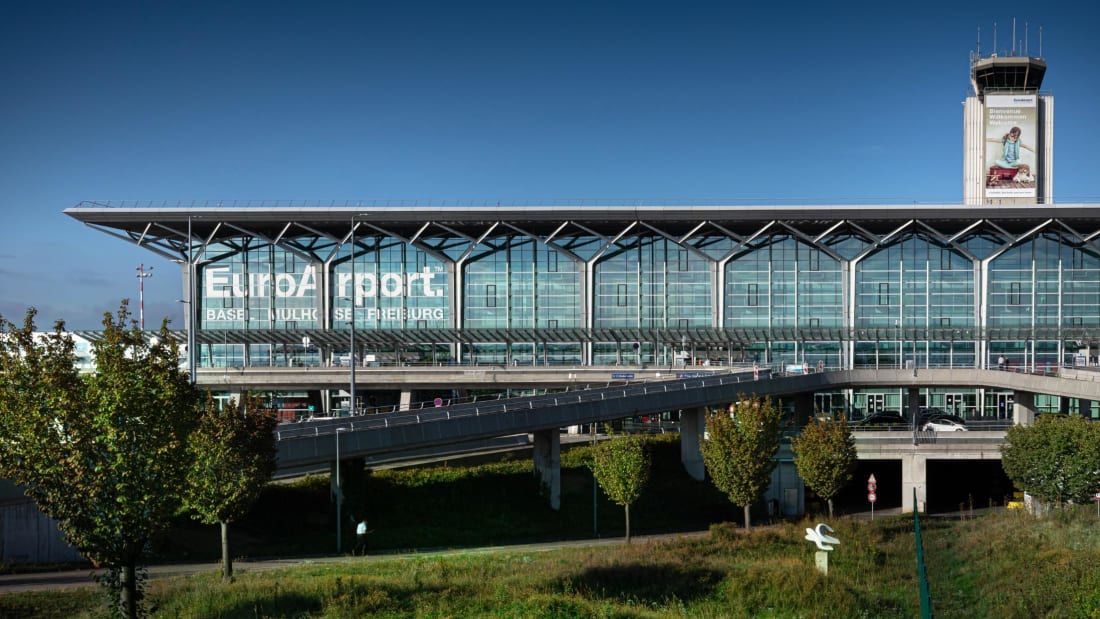 The airports that cross international borders