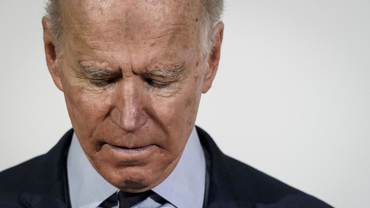 Biden approval hits single digit: Nantucket man reportedly gives POTUS the finger