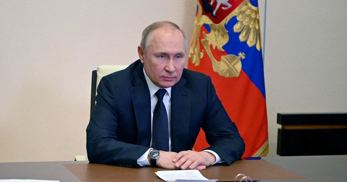 Putin signs law to allow online voting at elections across Russia