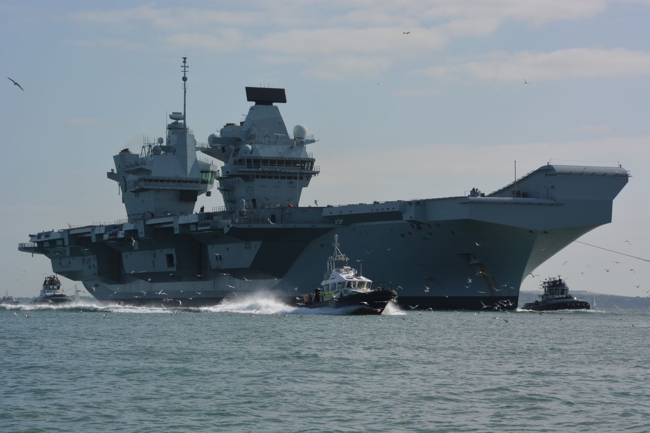 $3.5bn UK aircraft carrier breaks down again