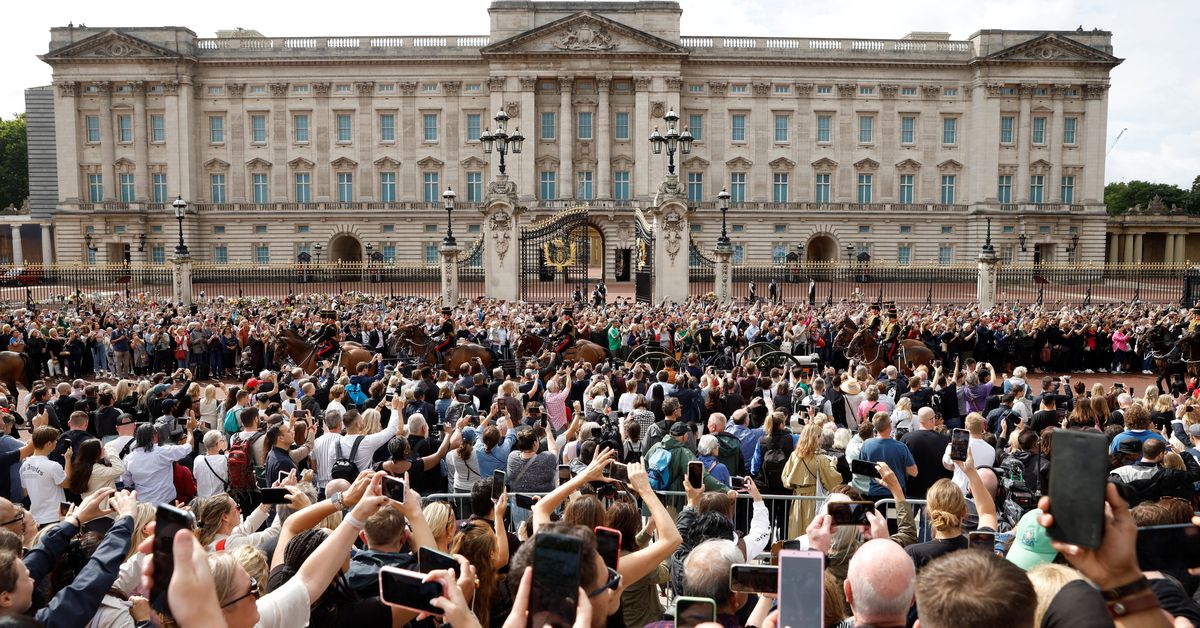 Crowds mourn 'amazing lady' Queen Elizabeth outside royal residences
