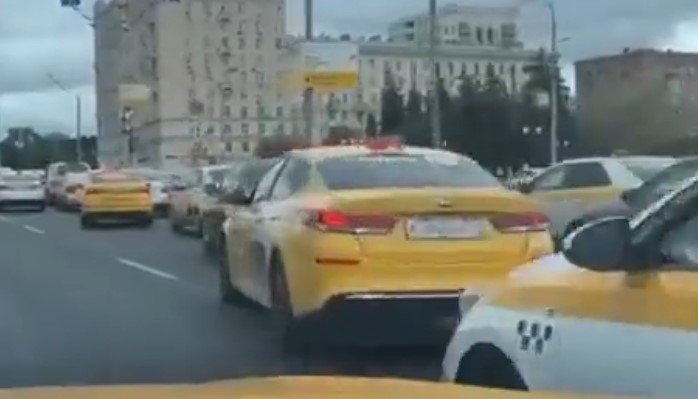 Hacker redirects Moscow taxis to same location, blocking the city centre