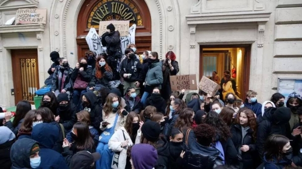 Schools and trains hit by French retirement age strike