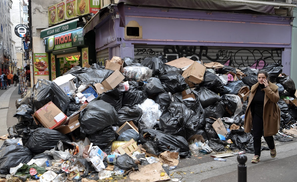 10,000 Tonnes Of Trash Collects In Strike-Hit Paris Streets